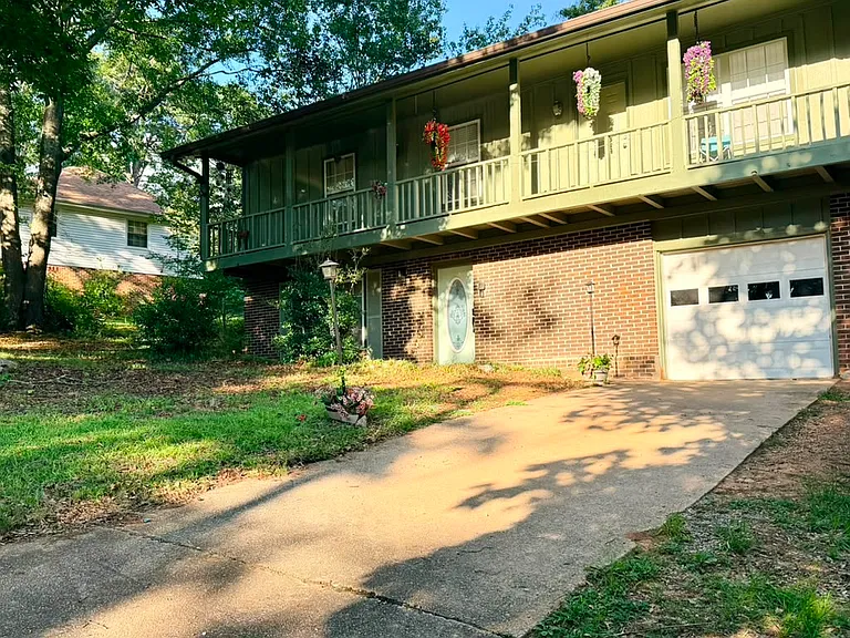 2313 Applewood Dr — Photo 1