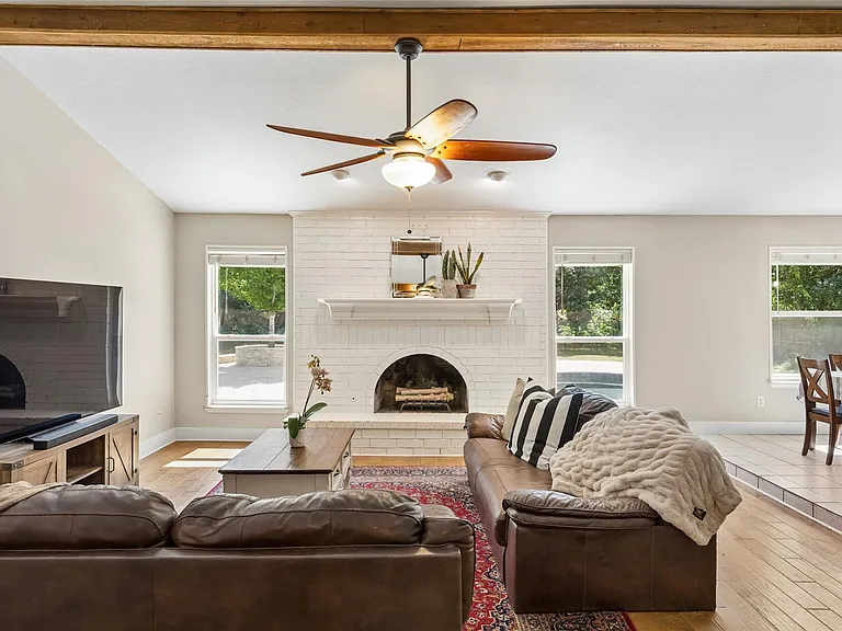 1203 Oakwood Trl — Photo 3