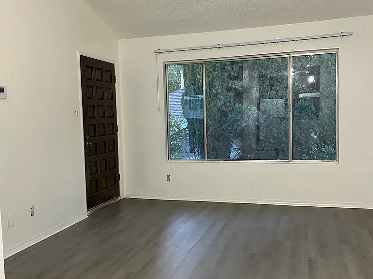 2415 G St — Photo 2
