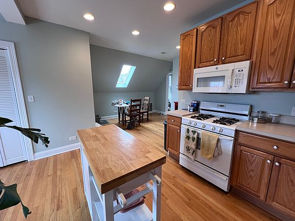 3rd image of 1924 W Belle Plaine Ave APT 3