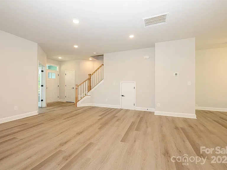 10037 Mamillion Dr — Photo 8