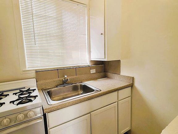3rd image of 1425 Macarthur Blvd #7