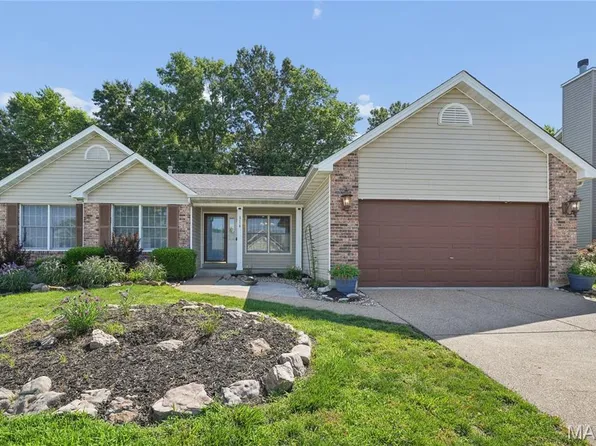814 Emerald Place Dr, Saint Charles, MO 63304