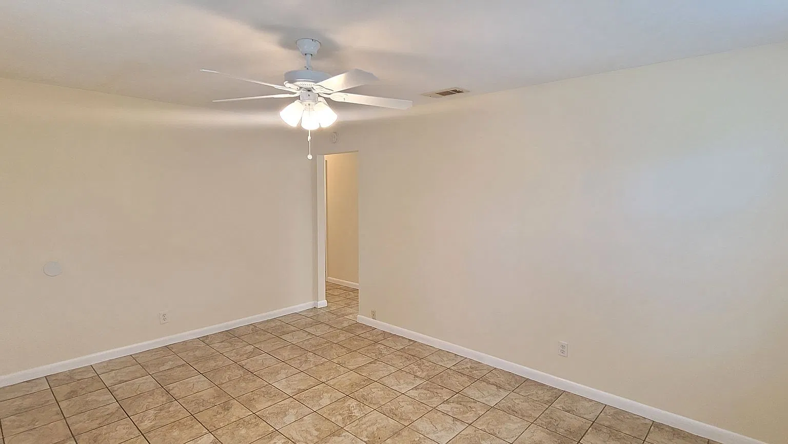 3 bedroom 2 bath home on large corner lot! — Photo 4