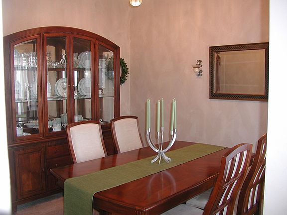 Formal dining room - extra bonus!