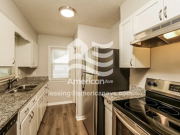 1002758_007_kitchen_7.jpg