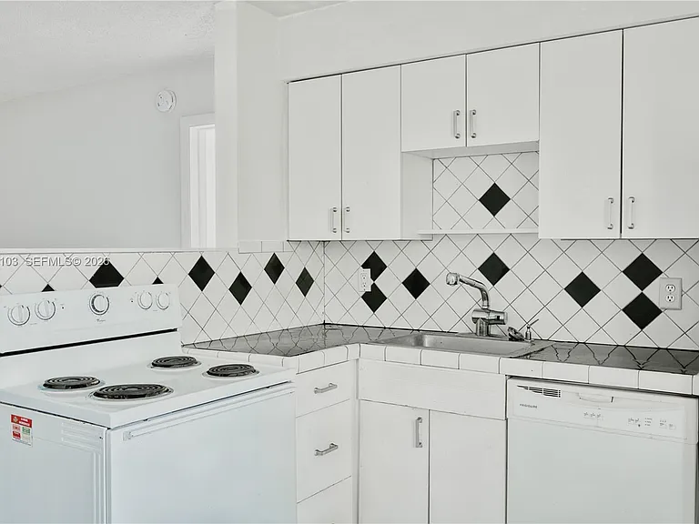 400 SE 31st St #6 — Photo 4