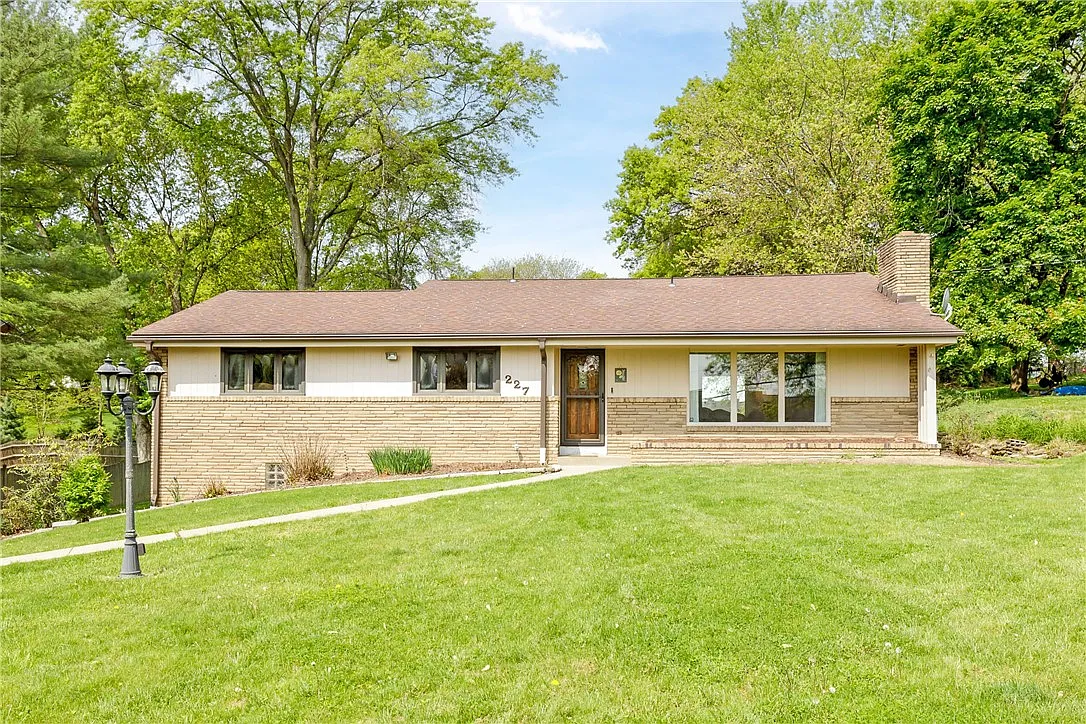 227 Ridgeview Dr photo 1