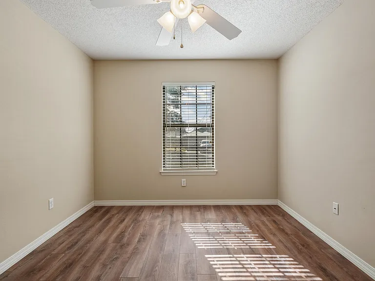 206 Esmond Ct — Photo 38