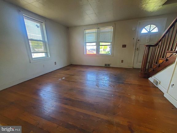 3rd image of 10 Thorntown Ln