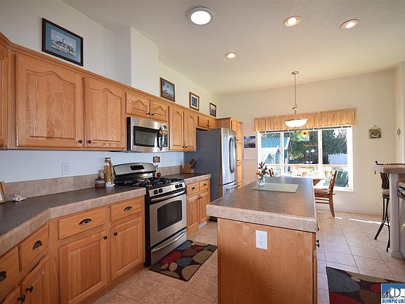 5th image of 161 E Bluff Dr