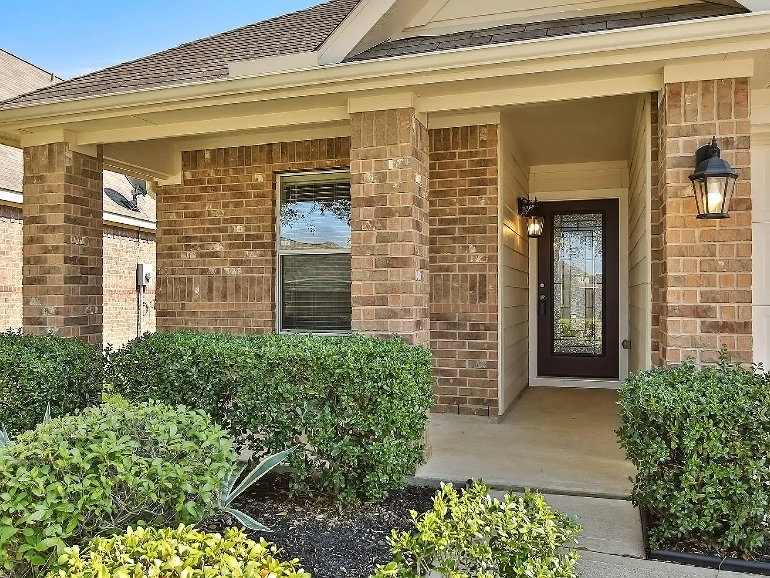 4 bed, 3.0 bath, 2044 sqft, $2,400 — Photo 3