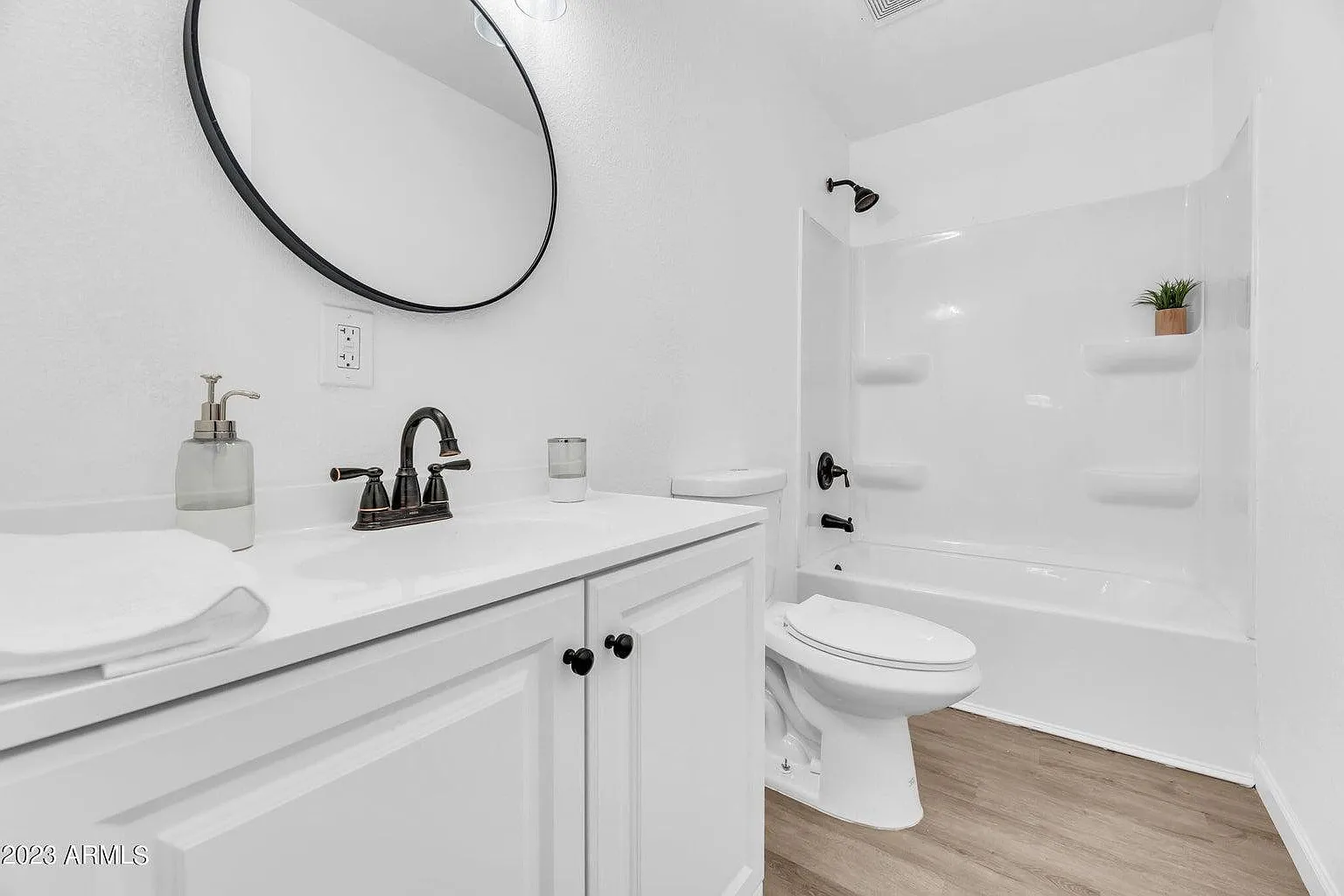 2 bed, 1.0 bath, 2336 sqft, $1,450 — Photo 4