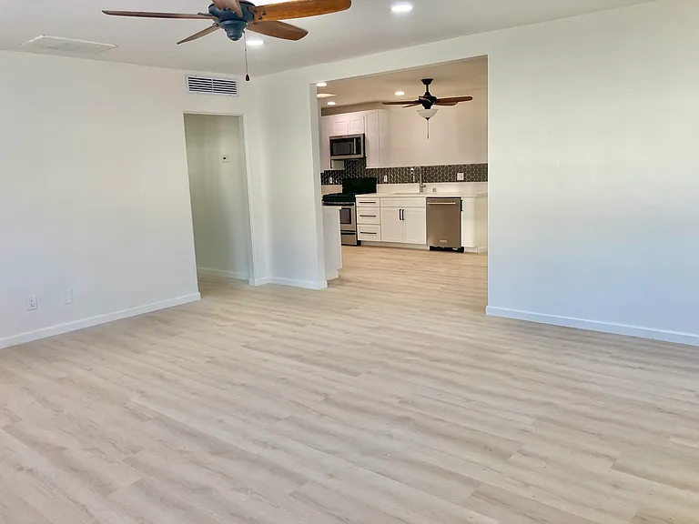 270 N Sunrise Way — Photo 3