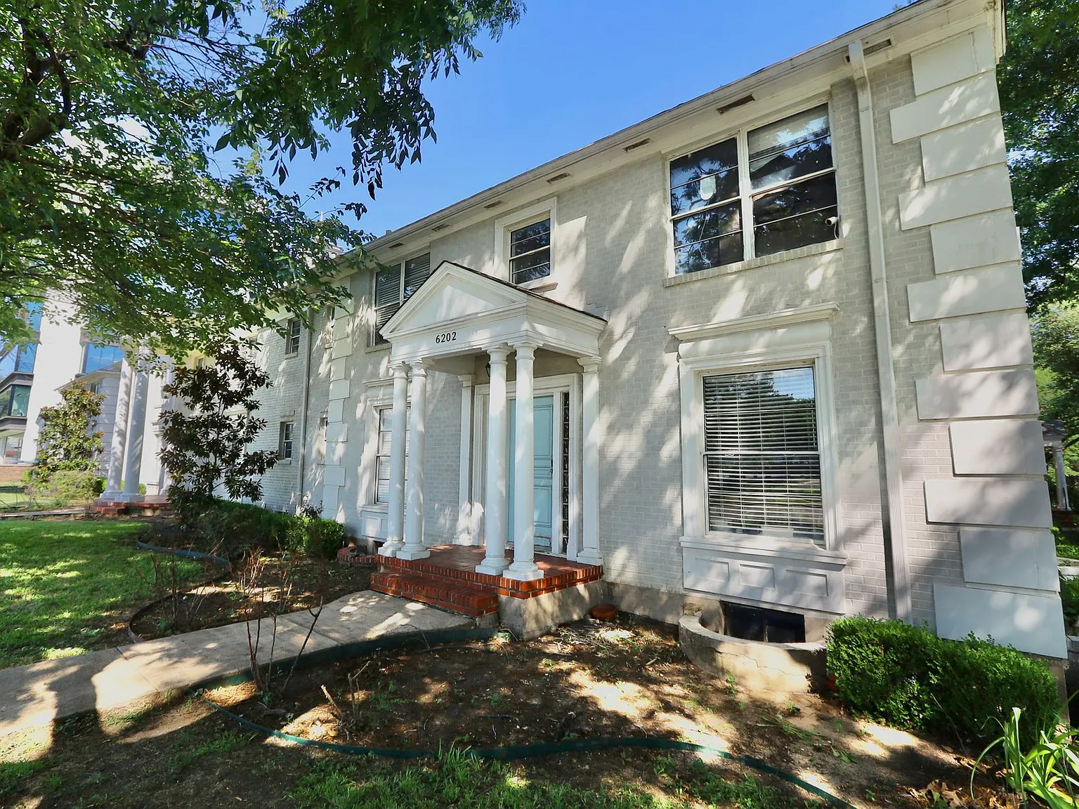 Lakewood Manor — Photo 4
