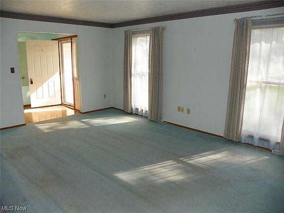 4th image of 296 Bruce Dr