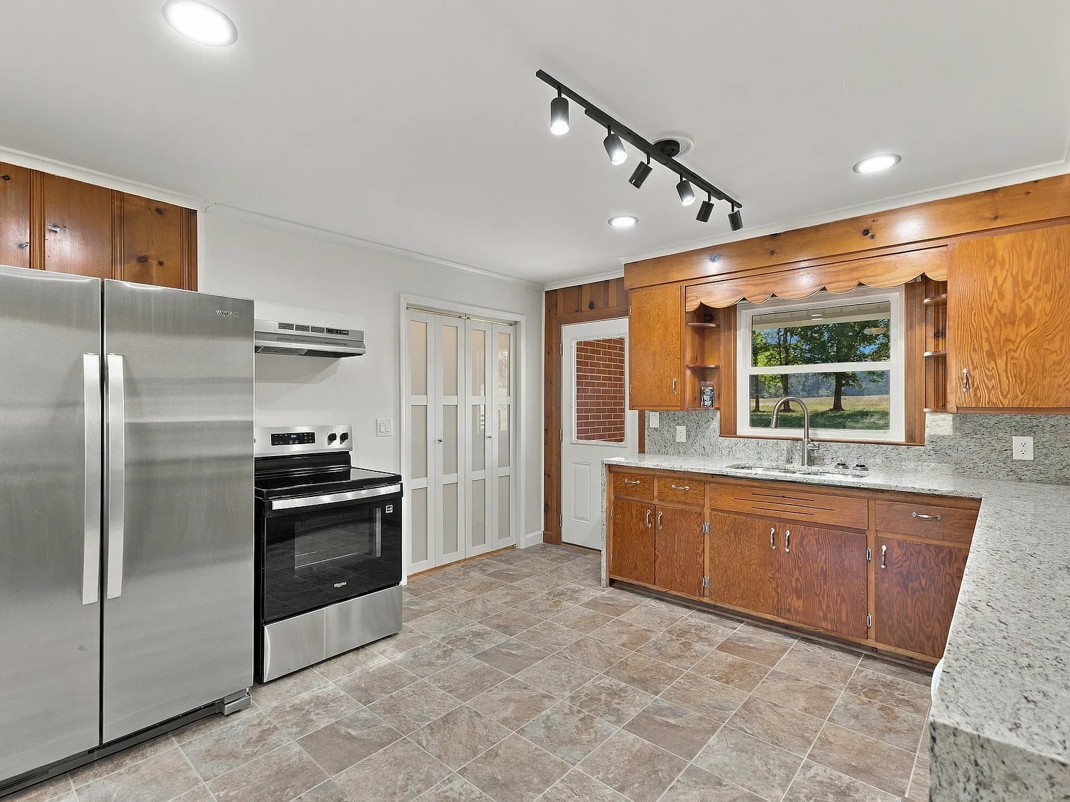 4 bed, 1734 sqft, $1,890 — Photo 2