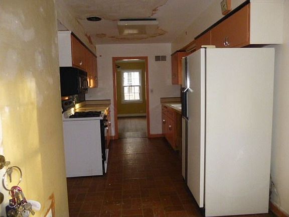 3rd image of 1566 Eastwood Ave
