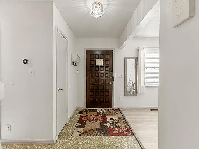 E 63rd Pl — Photo 28