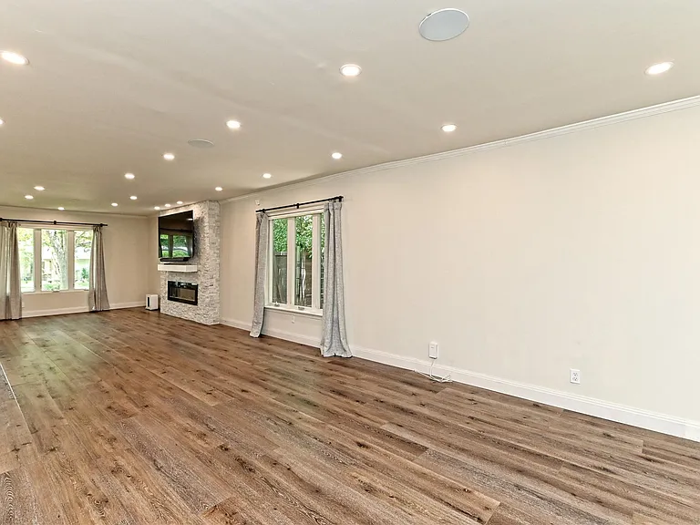 2709 49 1/2 St — Photo 12