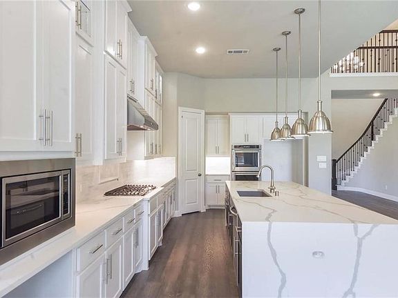 3rd image of 1031 Mercer Ave