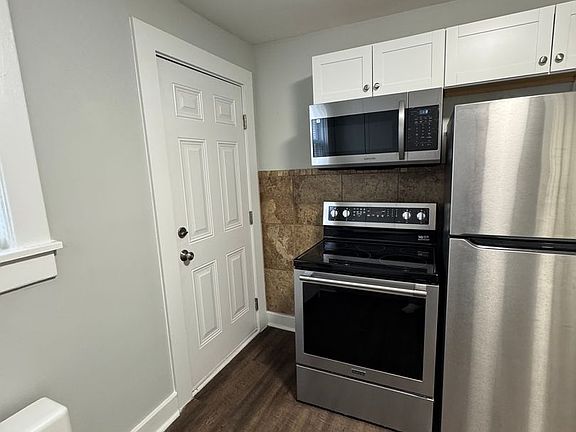 4th image of 542 Fatherland St #1