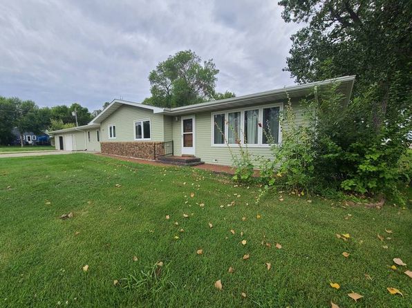 225 Akin St, Bottineau, ND 58318