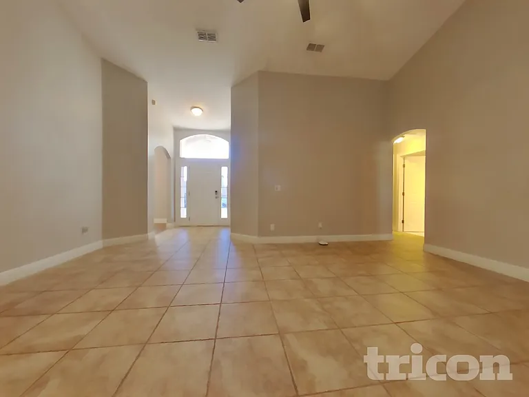 10902 Versailles Blvd — Photo 2