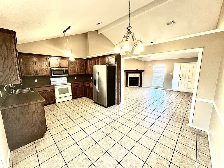 604 Harris Dr — Photo 2