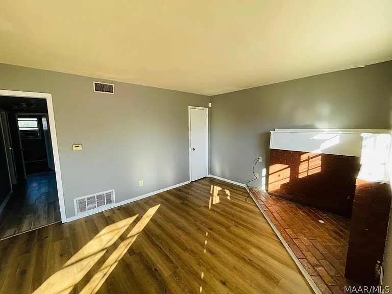 1653 N Yarbrough Ct — Photo 2