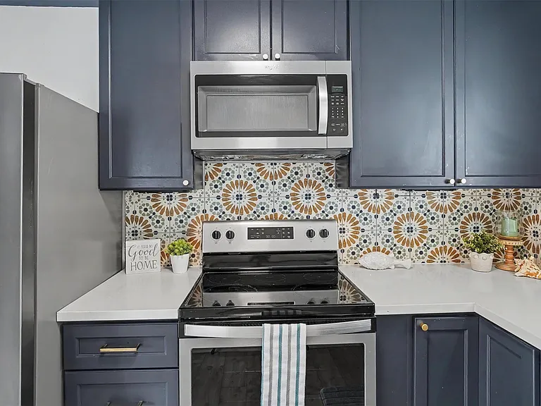 370 Ling St — Photo 7