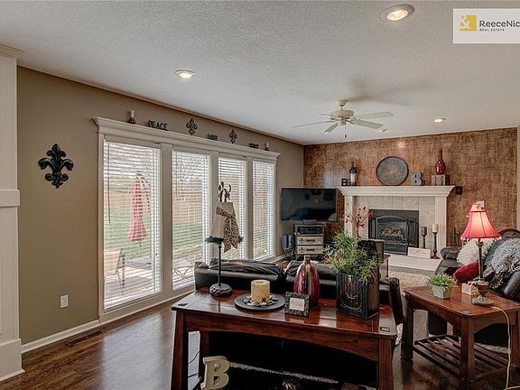 3rd image of 132 NE Gaslight Ln