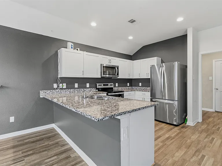 111 Bering Dr — Photo 5