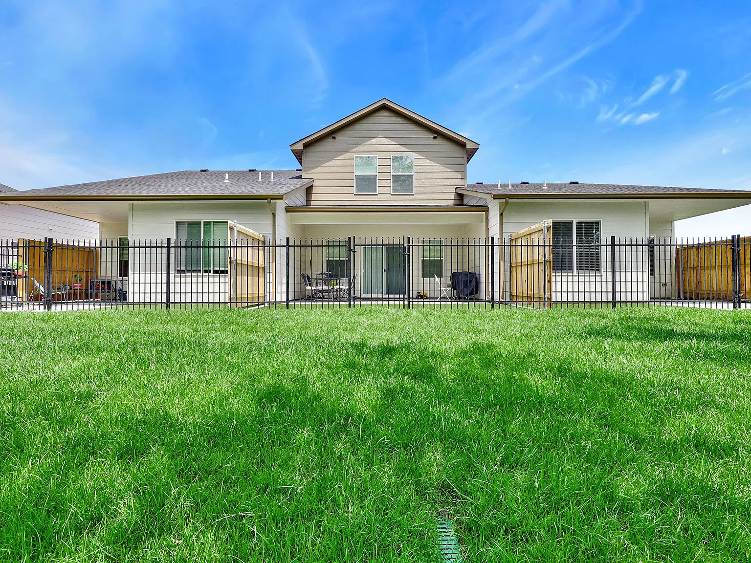 3 bed, 2.5 bath, 1525 sqft, $1,595 — Photo 3