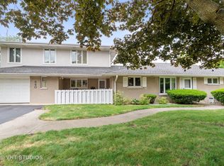 540 Briarhill Ln, Glenview, IL 60025