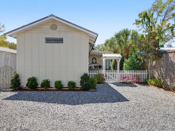 104 Boudin Ln, Bay Saint Louis, MS 39520