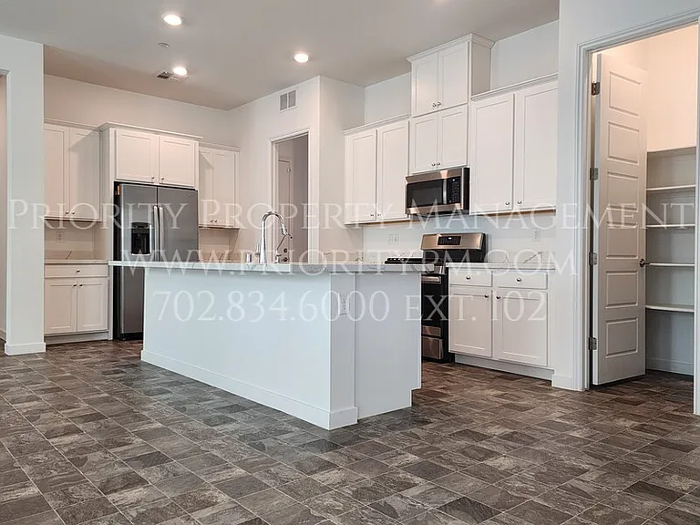 684 Sunray Park St — Photo 2