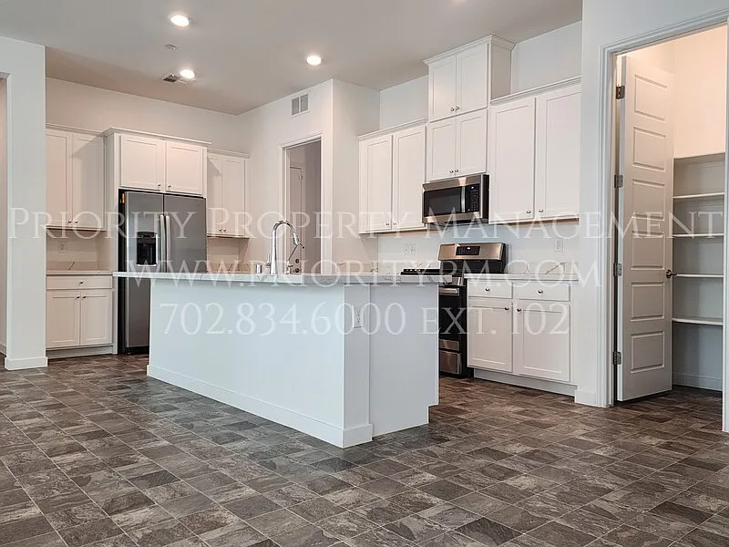 Building Photo - 684 Sunray Park St