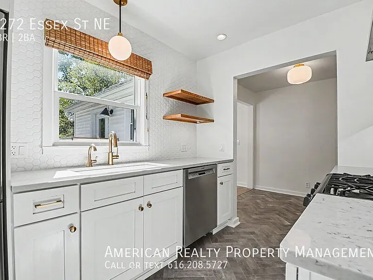 3272 Essex St NE — Photo 3