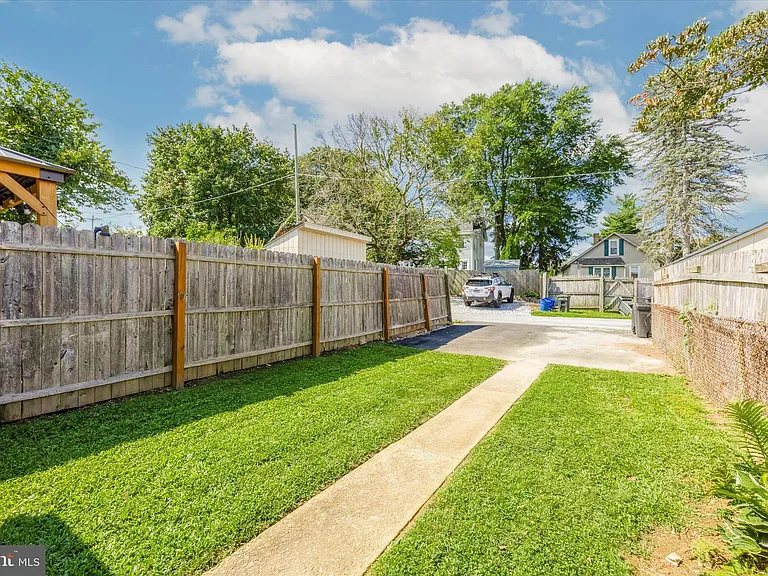 704 S Adams St — Photo 10