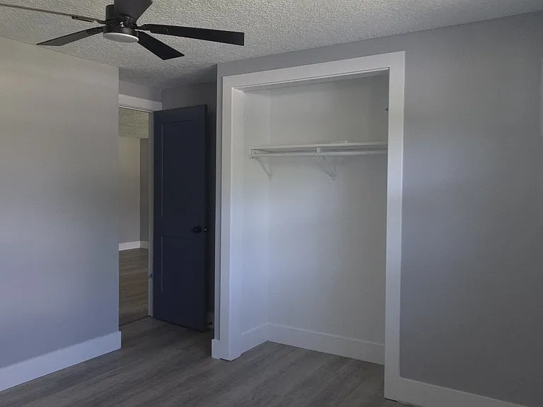 5246 Moncrief Rd W — Photo 13