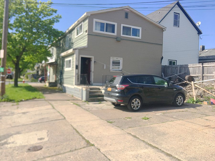 2nd image of 209 Massachusetts Ave