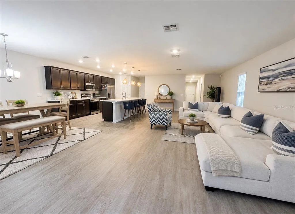 5 bed, 3.5 bath, 2832 sqft, $3,900 — Photo 3