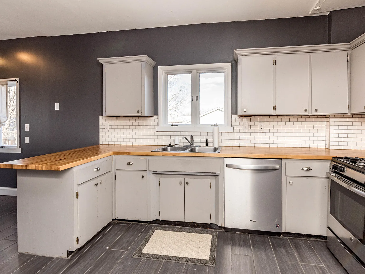 5 bed, 2.5 bath, $3,000 — Photo 2