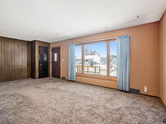 5th image of 609 S Cloudas Ave