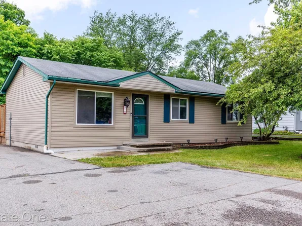 210 Marion St, Pinckney, MI 48169