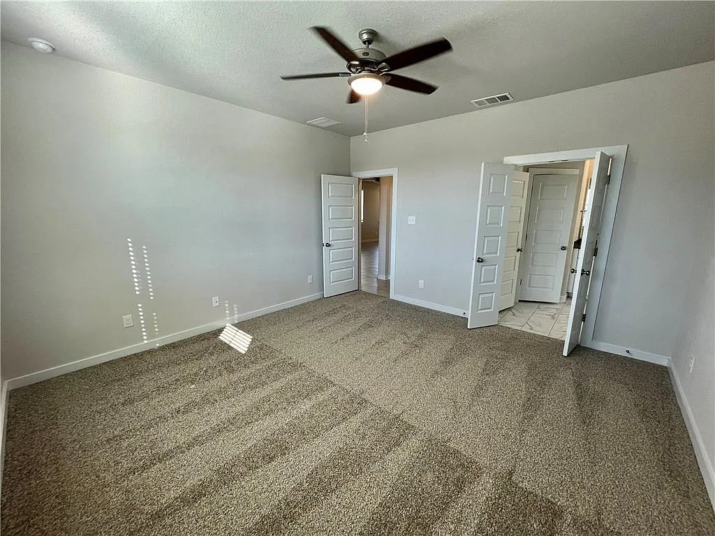 4 bed, 3.0 bath, 2294 sqft, $2,700 — Photo 4