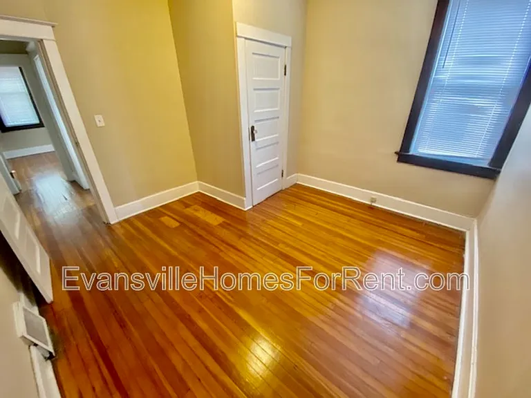 1023 Jefferson Ave — Photo 5