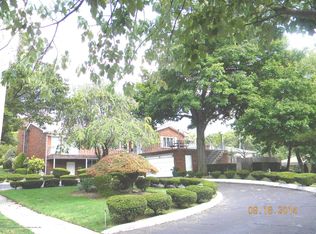 572 W Fingerboard Rd, Staten Island, NY 10305