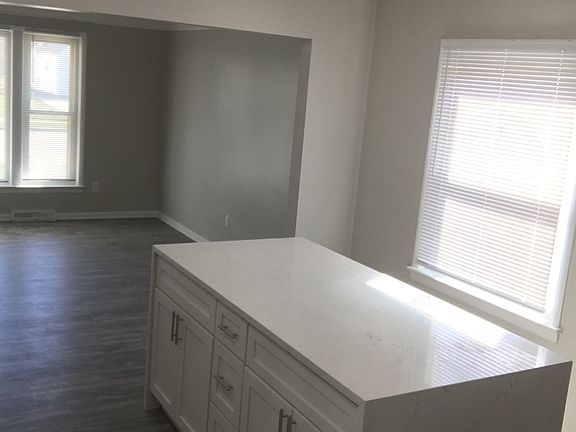 3rd image of 31001 Ronald Dr